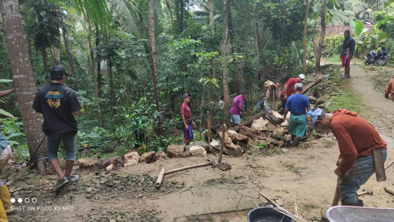 Kerja Bakti Persiapan Cor Rabat Beton di Padukuhan Penggung